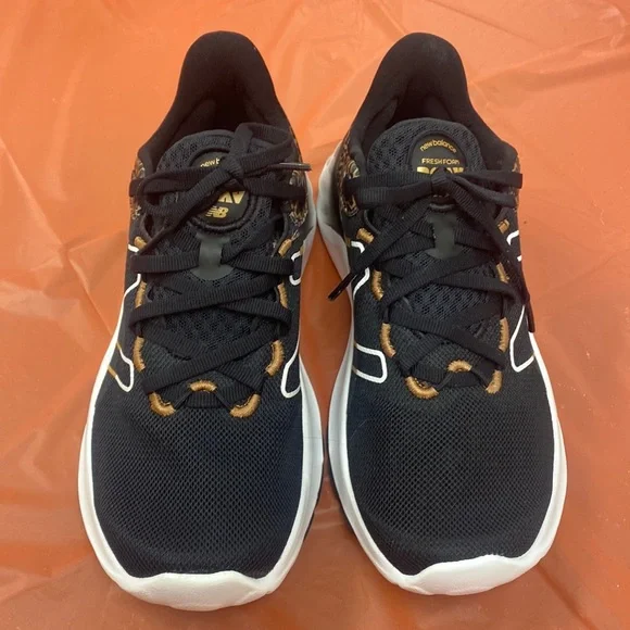 (BRAND NEW) New Balance Fresh Foam v2 Size 6 1/2 Women’s Running Shoe - Picture 2 of 3